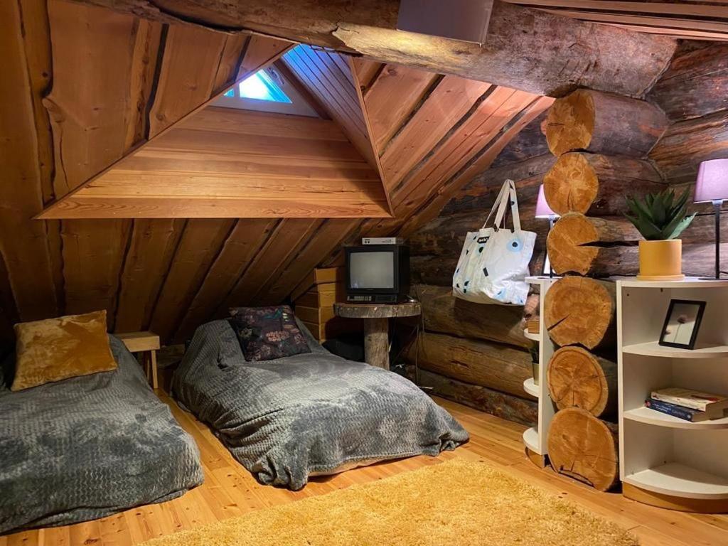 um quarto com uma cama e uma televisão num camarote em Holiday Home Ruka Etelärinne 10 B em Ruka