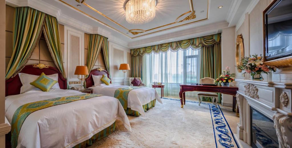 una habitación de hotel con 2 camas y un piano en Yungang Jianguo Hotel, en Datong