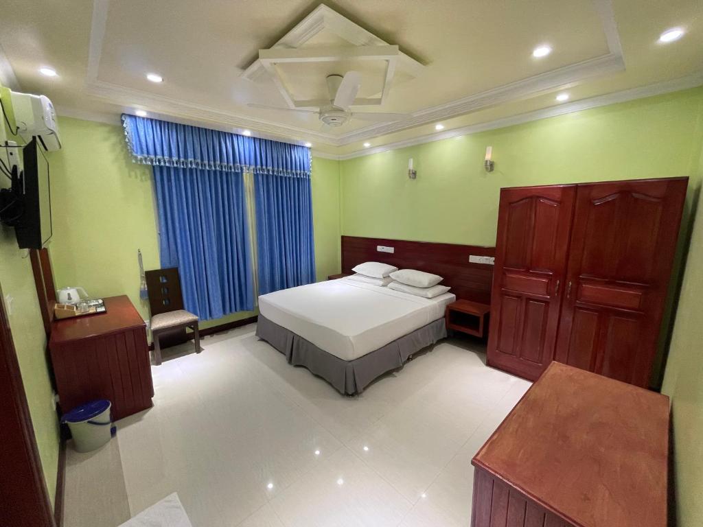 Vista Villa في Hithadhoo: غرفة نوم مع سرير وخزانة