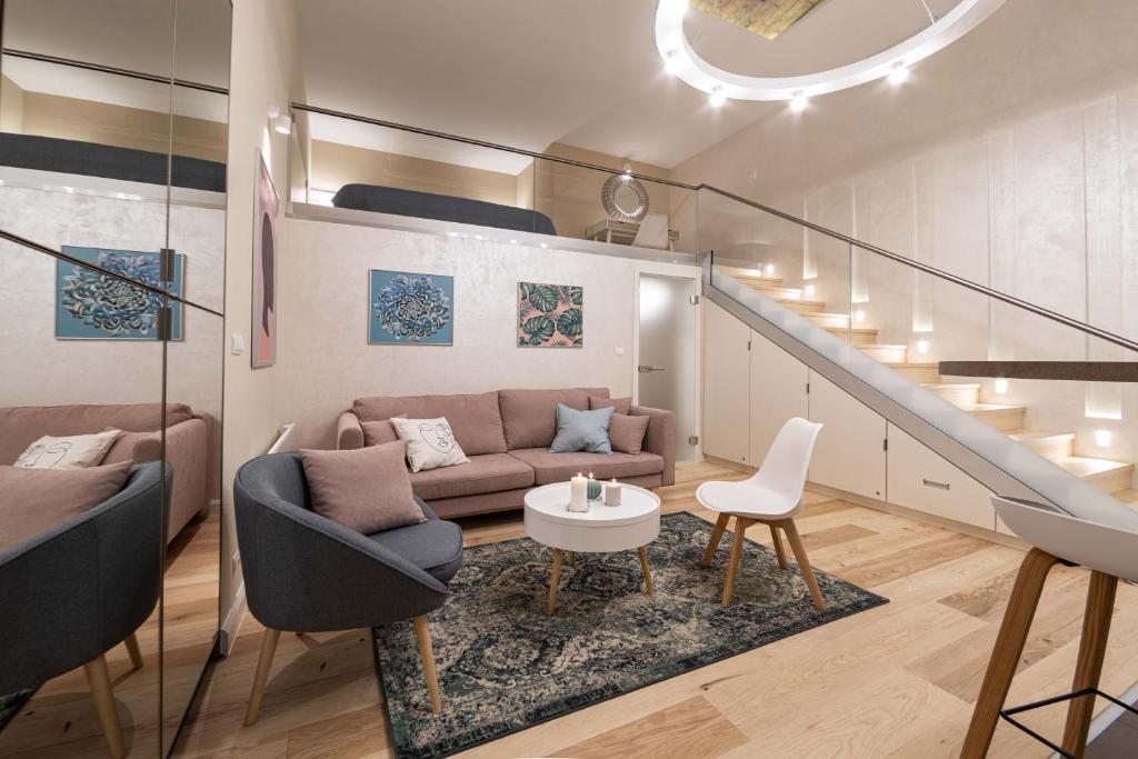 A seating area at Ozone One Apartment