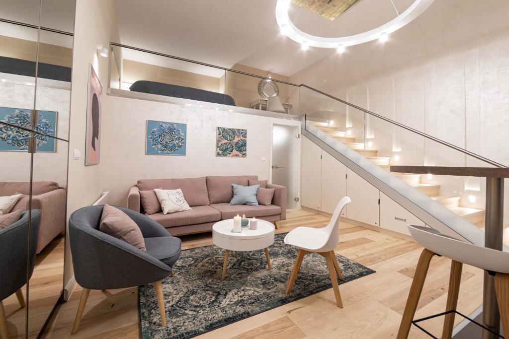 A seating area at Ozone One Apartment