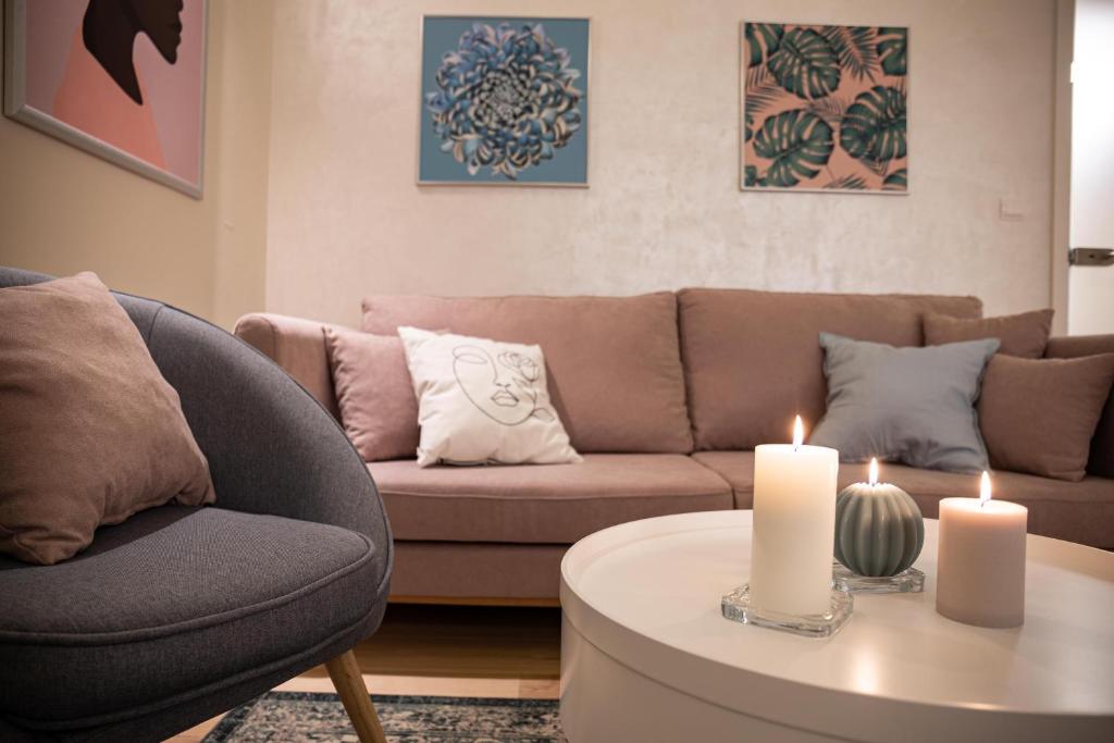 A seating area at Ozone One Apartment