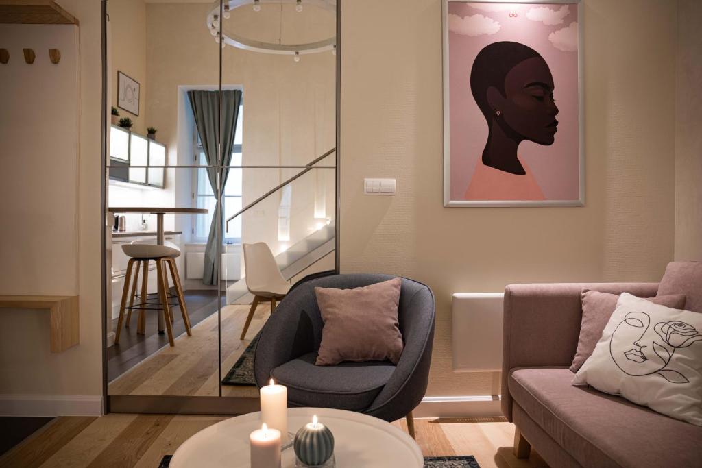 A seating area at Ozone One Apartment