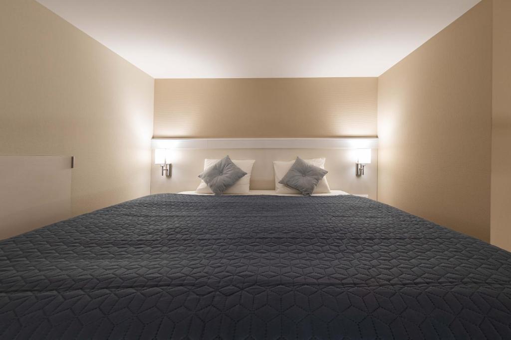 A bed or beds in a room at Ozone One Apartment