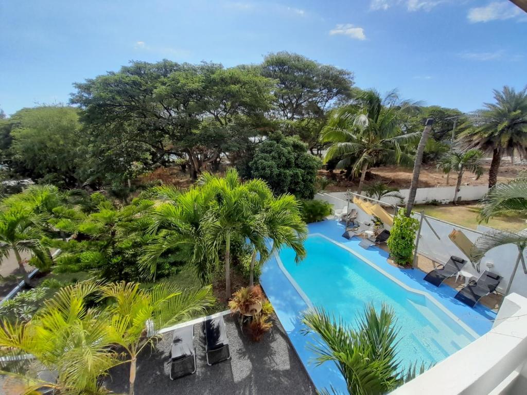 an overhead view of the pool at a resort at Villa Osumare Guest House in Flic-en-Flac