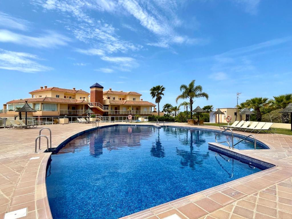 una grande piscina di fronte a una casa di Malibu Mansion Club la Costa World with Sea View and hydromassage bath in Mijas Costa a Fuengirola