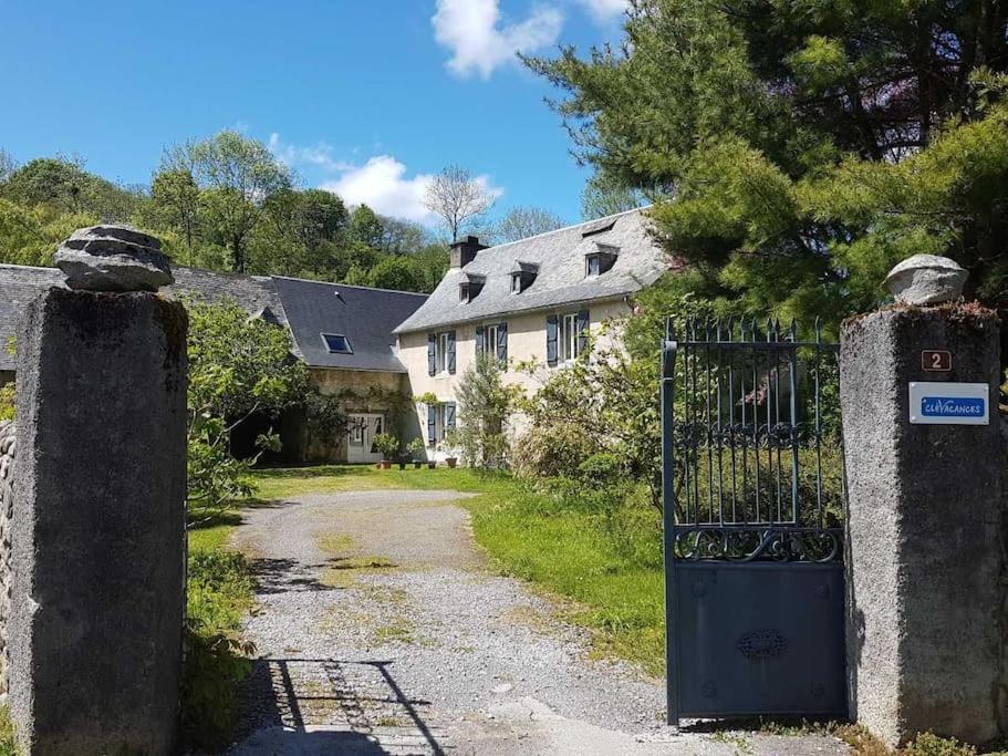 uma entrada para uma casa branca com um portão em Gîte de la Grenouille - 5-7 places - vallée d'Aure em Lortet