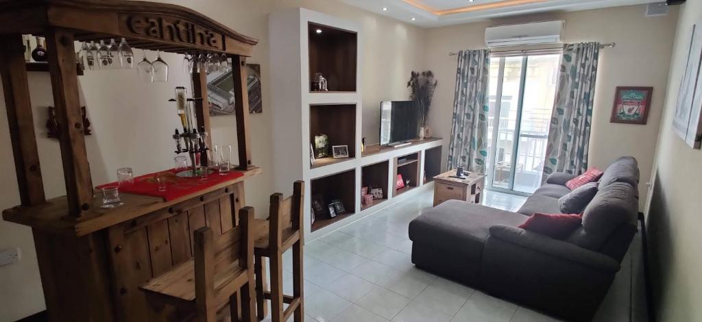 ein Wohnzimmer mit 2 Sofas und einem TV in der Unterkunft Very bright well kept apartment in Marsaskala