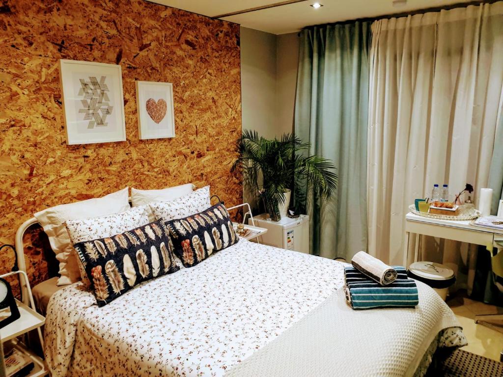 - une chambre avec un lit et une couette blanche dans l'établissement SunHouse Room, à Albufeira