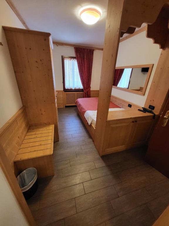 Postel nebo postele na pokoji v ubytování Hotel Raibl e Appartamenti