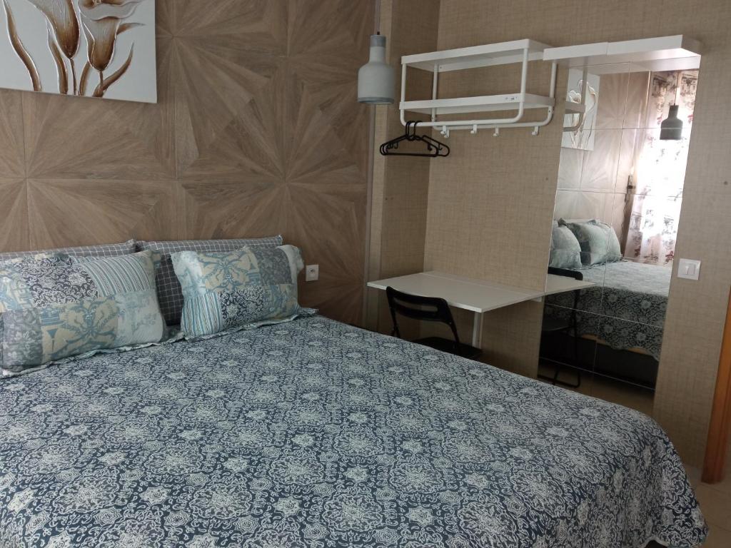 - une chambre avec un lit et un bureau dans l'établissement Adam's home, à Rabat