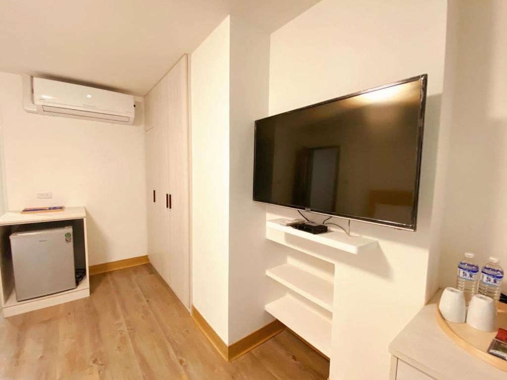 Televiisor ja/või meelelahutuskeskus majutusasutuses Hotel Huru House