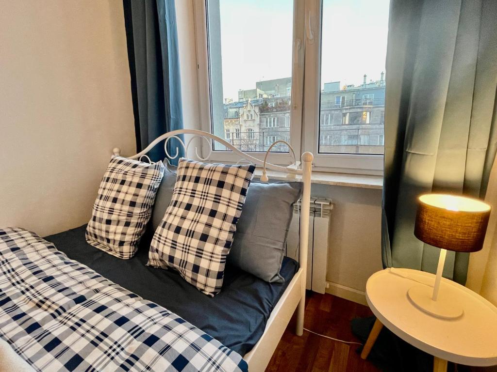 DECOR 2 metro fast WiFI 55’TV Netflix HBO cozy - One-Bedroom Apartment