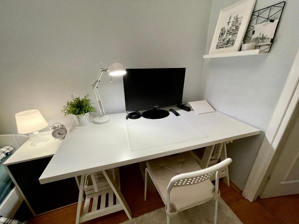 Televízia a/alebo spoločenská miestnosť v ubytovaní ROYAL 2 Old Town fast WiFi Netflix HBO AppleTV+