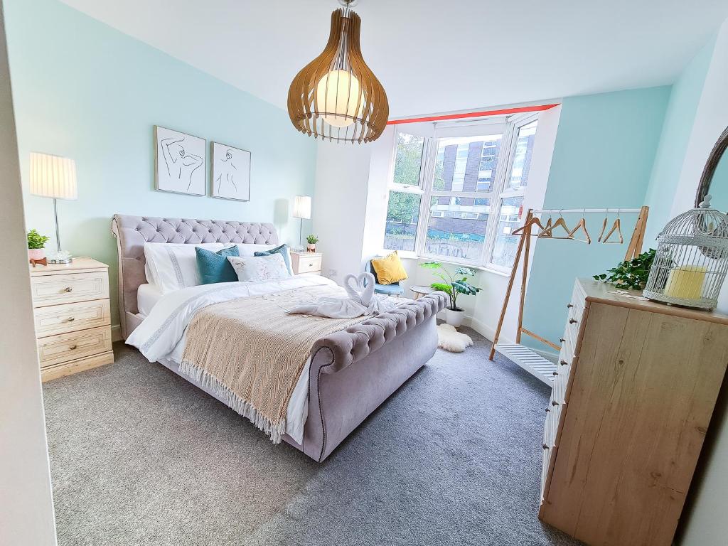 een slaapkamer met een groot bed en een raam bij 4bd Hidden gem by Brighton Station in Brighton & Hove