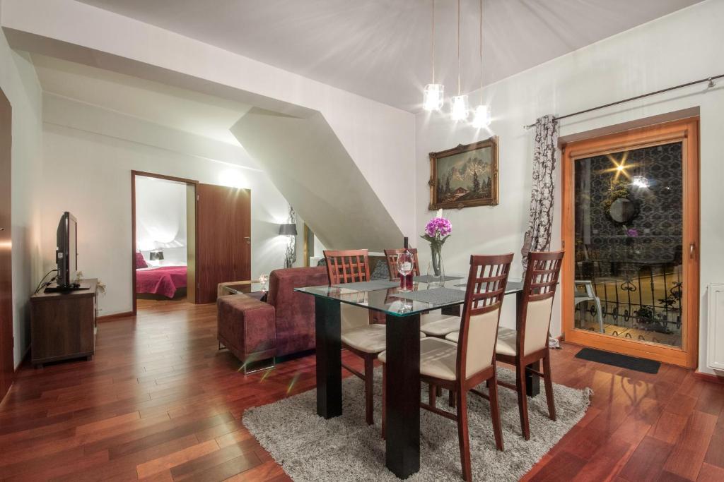 Posedenie v ubytovaní ApartSerwis - Gorące Źródła Apartament Lodowa Kopa 1
