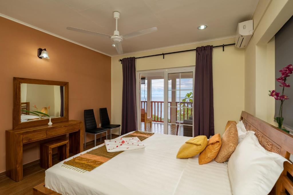 Кровать или кровати в номере Glacis Heights Villa