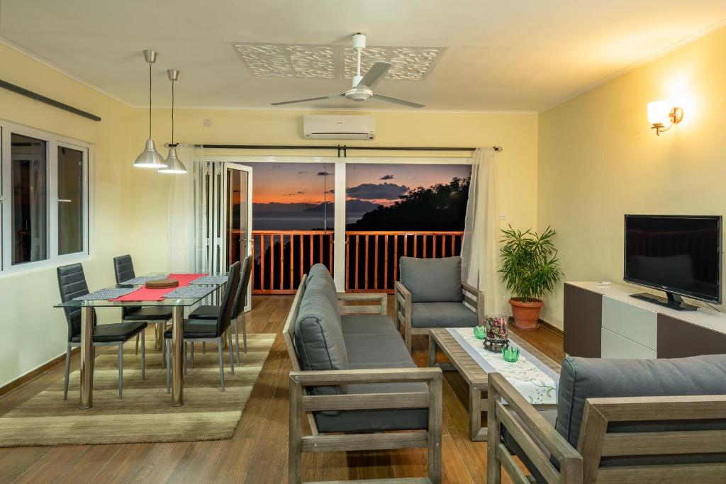 Телевизор и/или развлекательный центр в Glacis Heights Villa