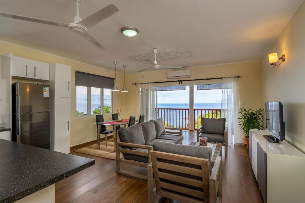 Гостиная зона в Glacis Heights Villa