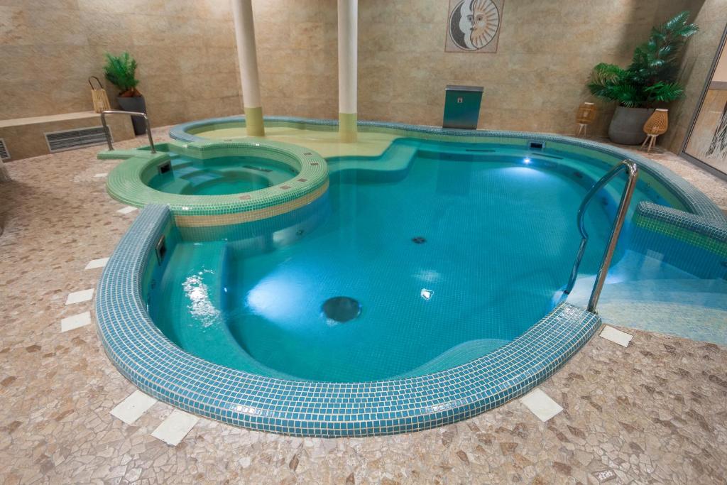 Bazén v ubytovaní ApartSerwis - Gorące Źródła Apartament Lodowa Kopa 2 alebo v jeho blízkosti