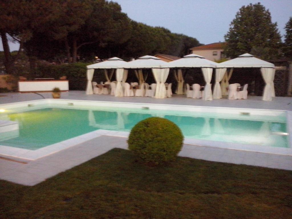 Bazén v ubytování Hotel Velcamare nebo v jeho okolí