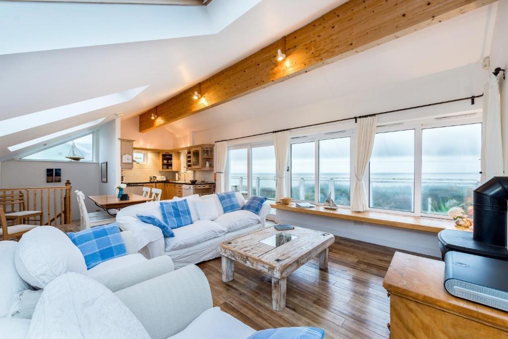 Tyr Twyni, Pwllheli beach frontline Welsh Coastal Path slps 6