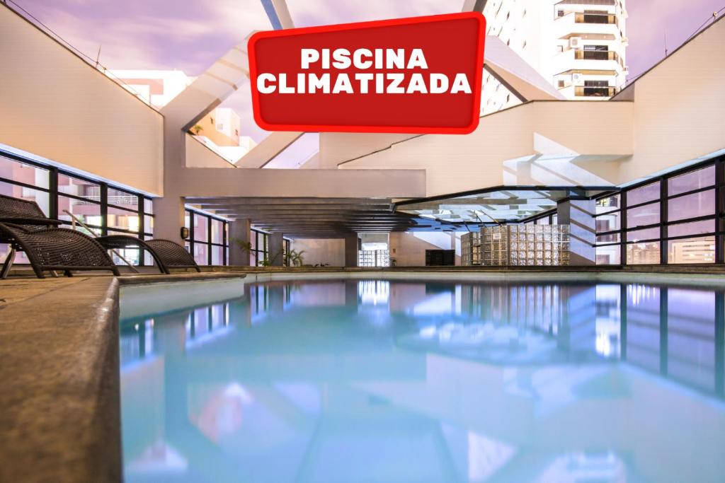 un panneau dans un bâtiment avec piscine dans l'établissement Hotel Dan Inn Sorocaba, à Sorocaba