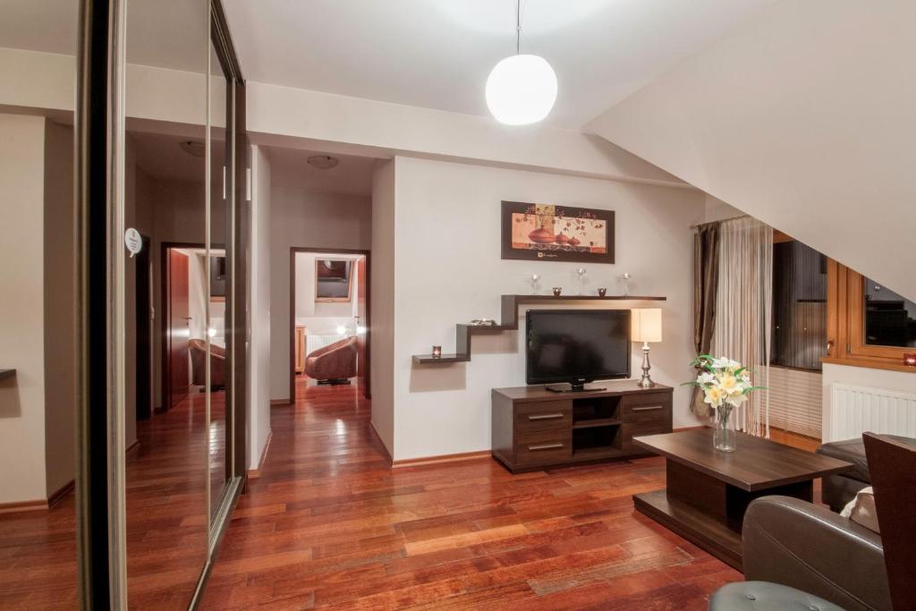 Televízia a/alebo spoločenská miestnosť v ubytovaní ApartSerwis - Gorące Źródła Apartament Szałasówka