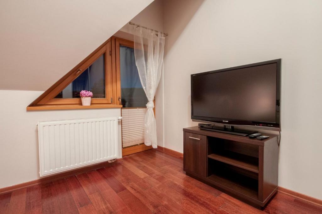 Televízia a/alebo spoločenská miestnosť v ubytovaní ApartSerwis - Gorące Źródła Apartament Szałasówka