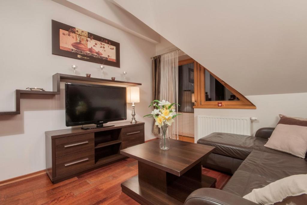 Televízia a/alebo spoločenská miestnosť v ubytovaní ApartSerwis - Gorące Źródła Apartament Szałasówka
