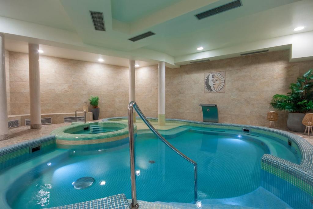 Bazén v ubytovaní ApartSerwis - Gorące Źródła Apartament Szałasówka alebo v jeho blízkosti