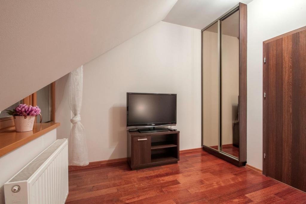 Televízia a/alebo spoločenská miestnosť v ubytovaní ApartSerwis - Gorące Źródła Apartament Szałasówka