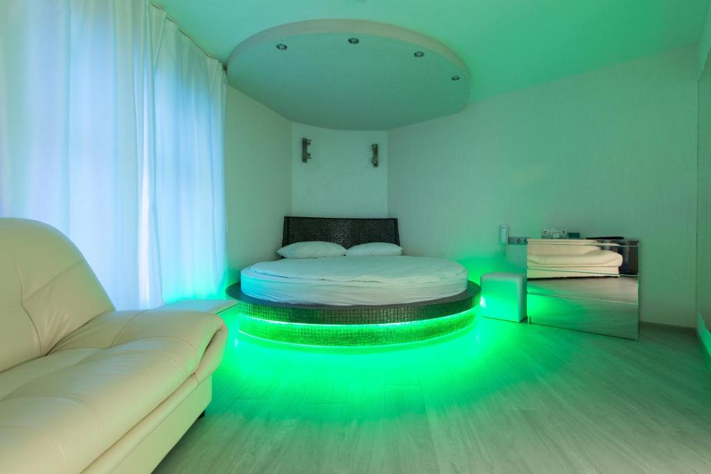 Alex Hotel on Marshala Zhukova tesisinde bir odada yatak veya yataklar