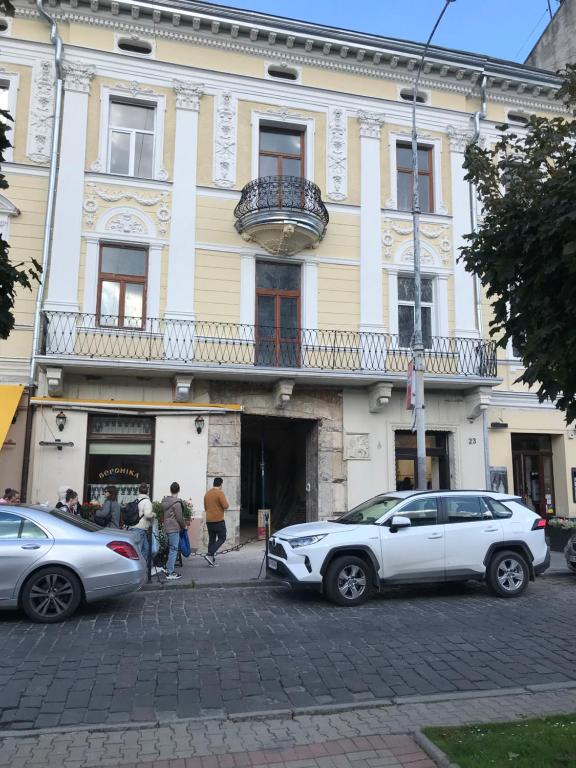 un coche blanco estacionado frente a un edificio en Center Lviv Avenue 23 en Leópolis