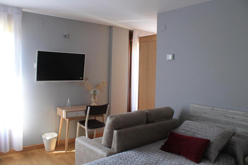 A television and/or entertainment centre at Apartamentos Turísticos ESCORRALADAS