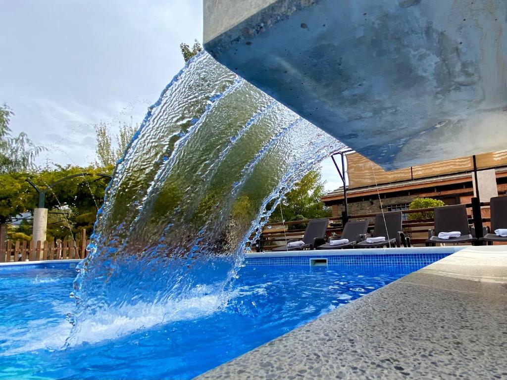 una fuente de agua en una piscina en Villa Elisabeth, en Granada