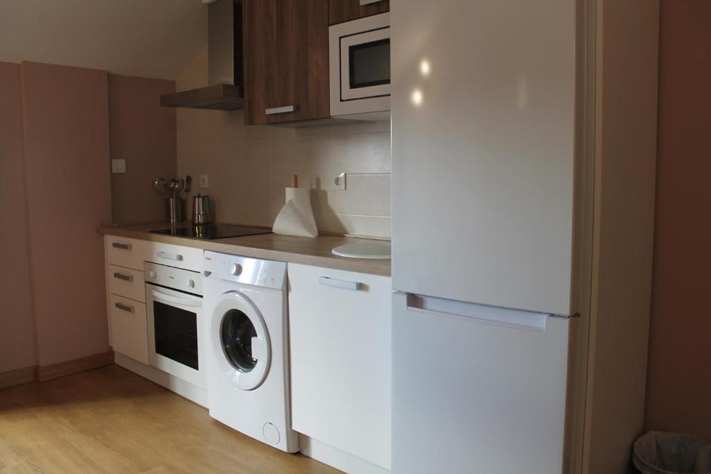 A kitchen or kitchenette at Apartamentos Turísticos ESCORRALADAS