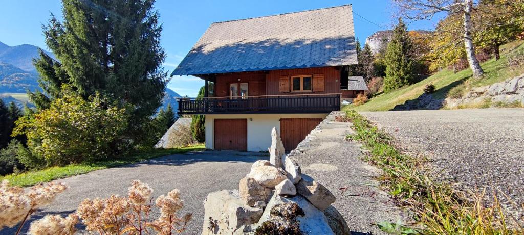 uma casa ao lado de uma estrada em Chalet l'Alpe em Saint-Pierre-dʼEntremont