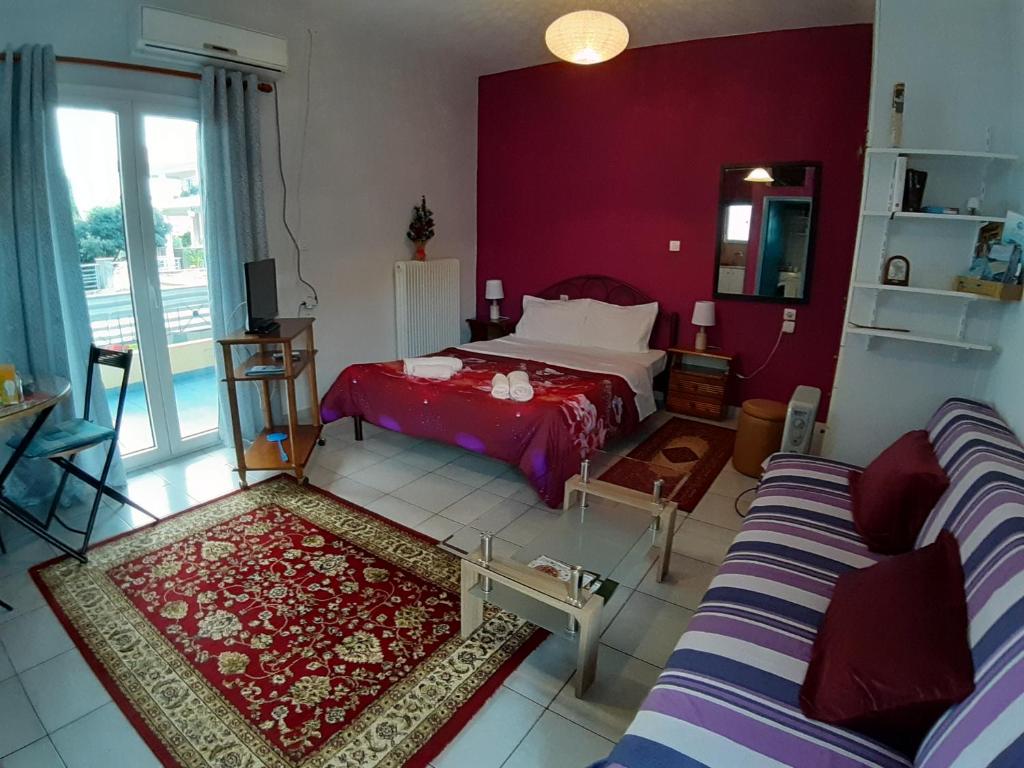 sala de estar con cama y sofá en The Best Offer, en Preveza