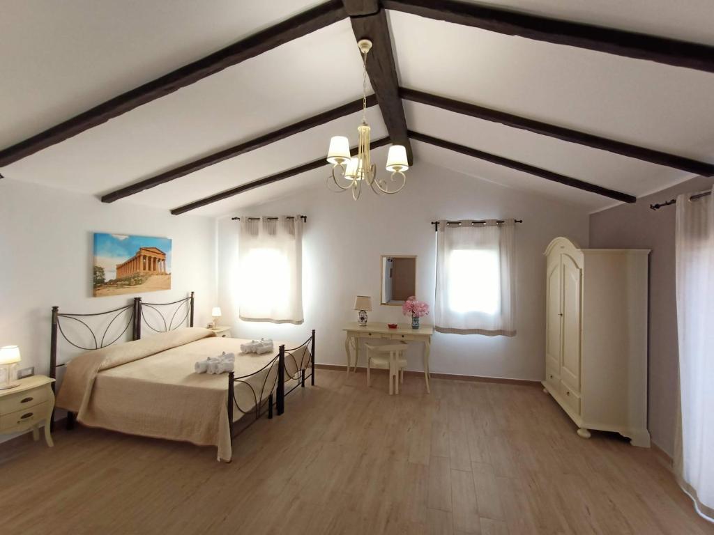 B&B Villa Sara Falconara في ليكاتا: غرفة نوم كبيرة مع سرير وطاولة