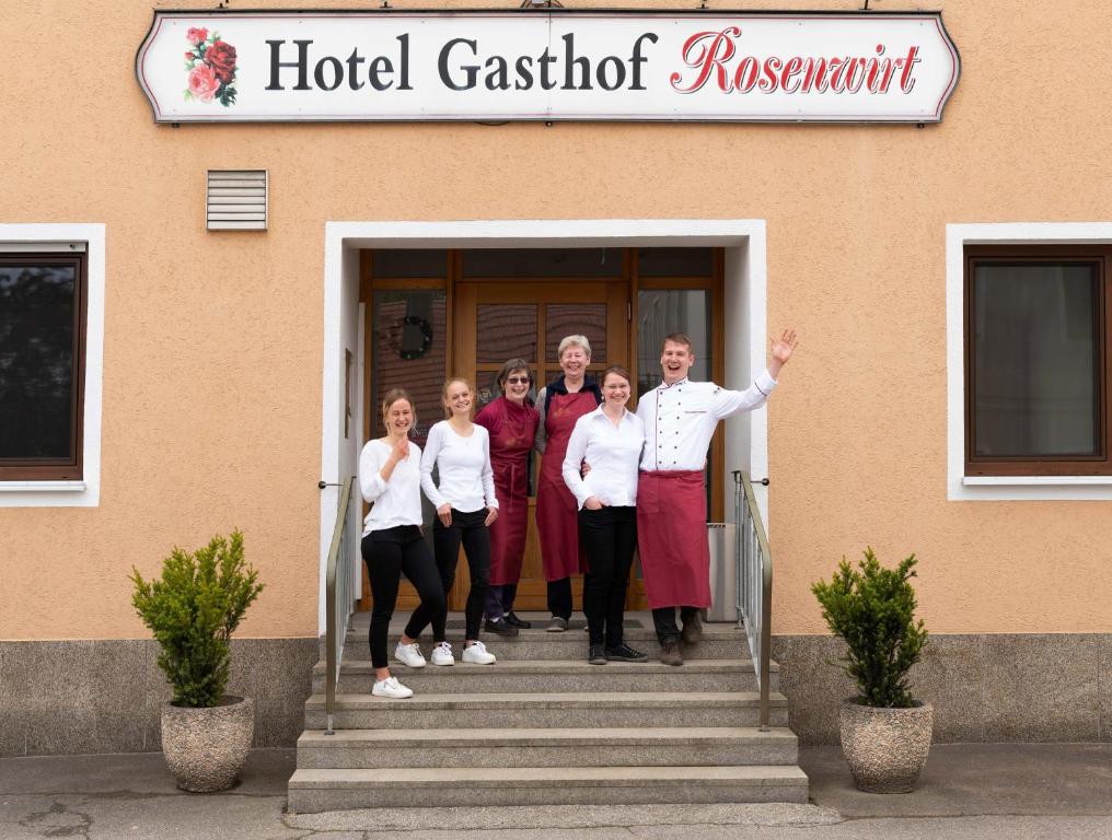 eine Gruppe von Personen, die vor einem Hotelrestaurant stehen in der Unterkunft Hotel Gasthof Rosenwirt in Au in der Hallertau