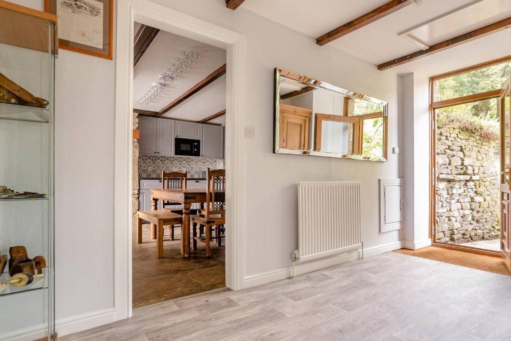 TV a/nebo společenská místnost v ubytování OldMill-2Bed-Sleeps6-HotTub-PrivateGarden