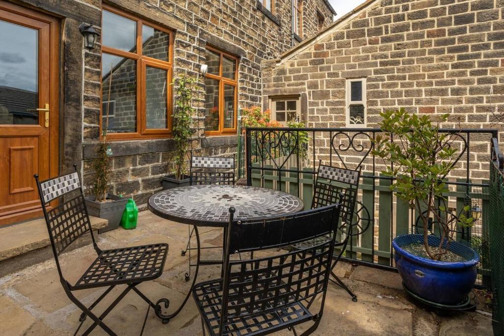 Balkón nebo terasa v ubytování OldMill-2Bed-Sleeps6-HotTub-PrivateGarden