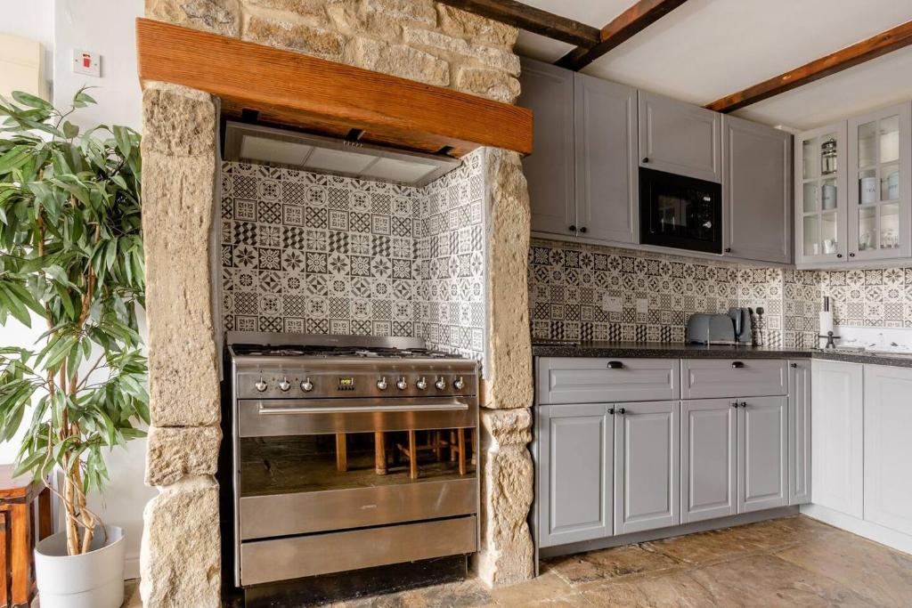 Kuchyň nebo kuchyňský kout v ubytování OldMill-2Bed-Sleeps6-HotTub-PrivateGarden