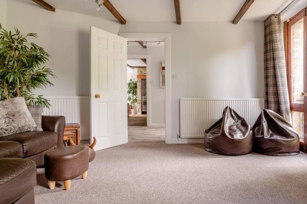 Posezení v ubytování OldMill-2Bed-Sleeps6-HotTub-PrivateGarden