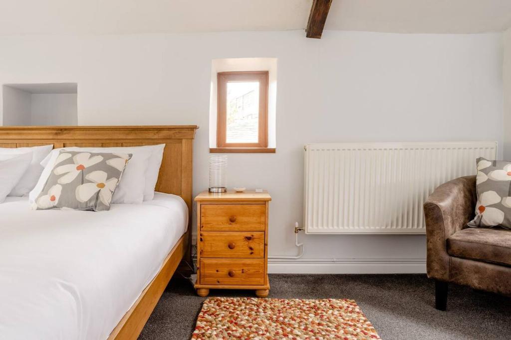 Postel nebo postele na pokoji v ubytování OldMill-2Bed-Sleeps6-HotTub-PrivateGarden