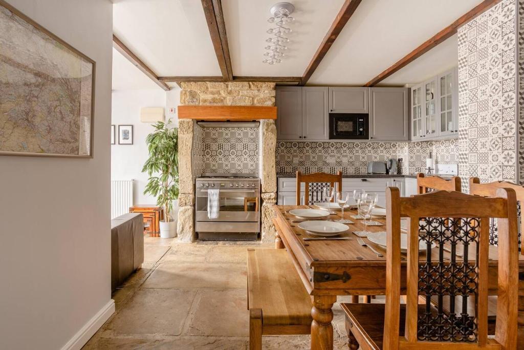Kuchyň nebo kuchyňský kout v ubytování OldMill-2Bed-Sleeps6-HotTub-PrivateGarden