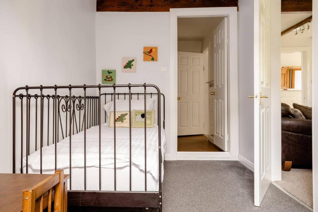 Postel nebo postele na pokoji v ubytování OldMill-2Bed-Sleeps6-HotTub-PrivateGarden