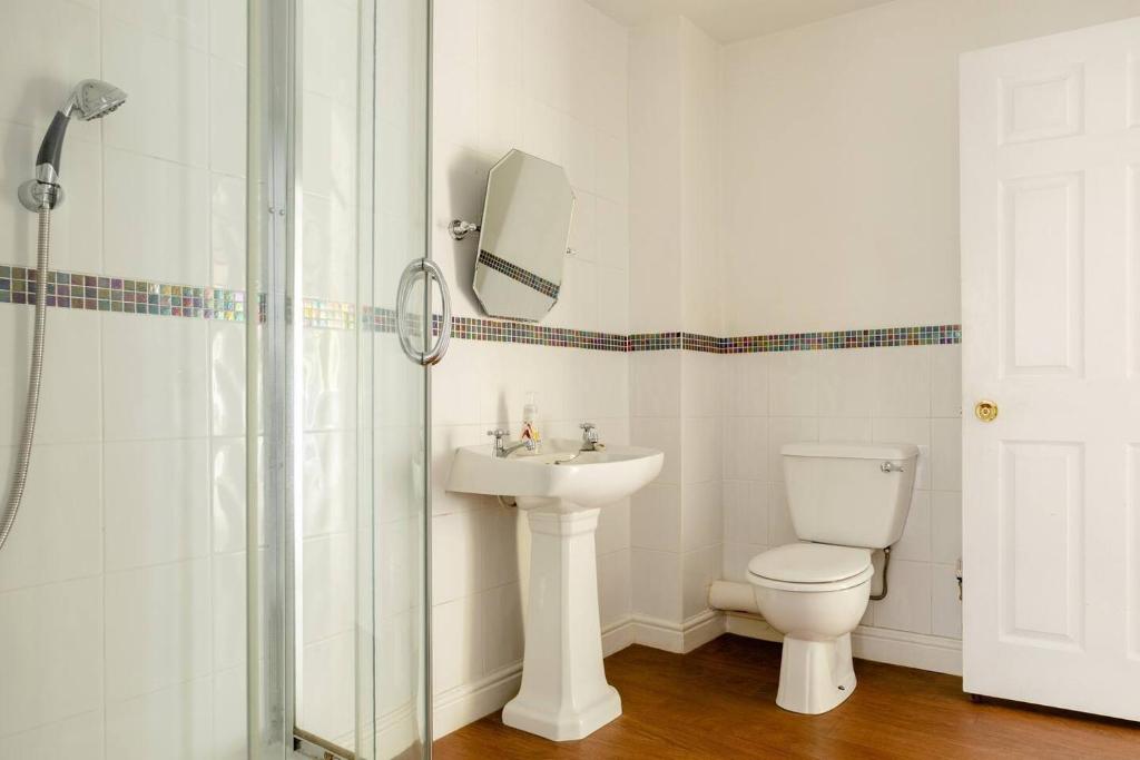 Koupelna v ubytování OldMill-2Bed-Sleeps6-HotTub-PrivateGarden
