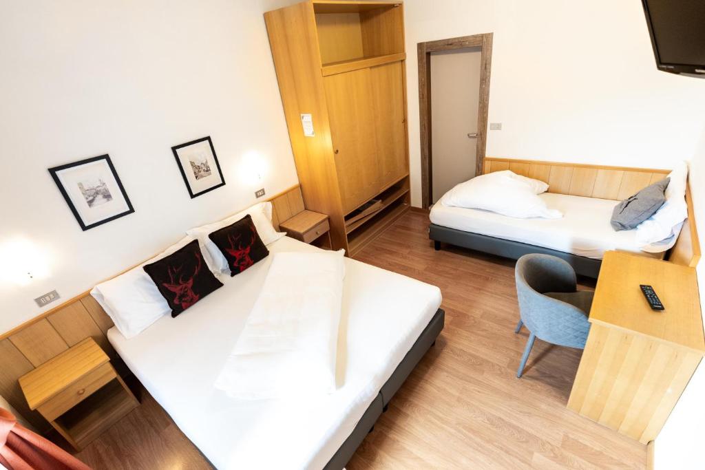 Postel nebo postele na pokoji v ubytování Albergo Dolomiti